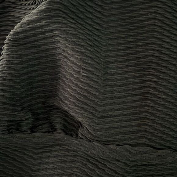 Lands End Textured Black Scoop Neck Tankini top w underwire & adjustable straps - Picture 3 of 5